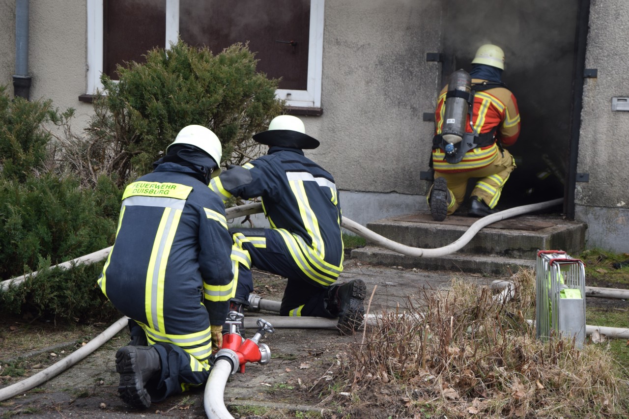 Die angehenden Feuerwehrmänner bei der Heißübung.