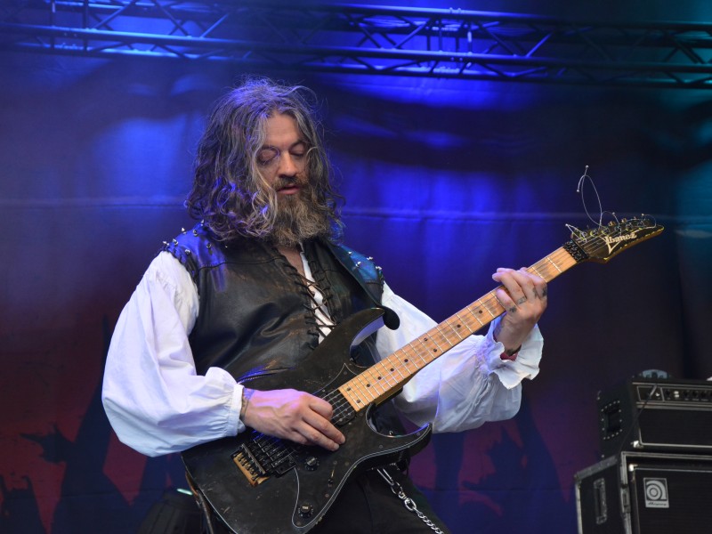 Die Band Skyclad bei ihrem Auftritt im Amphitheater Gelsenkirchen. Dort fand wieder das Rock Hard Festival statt.