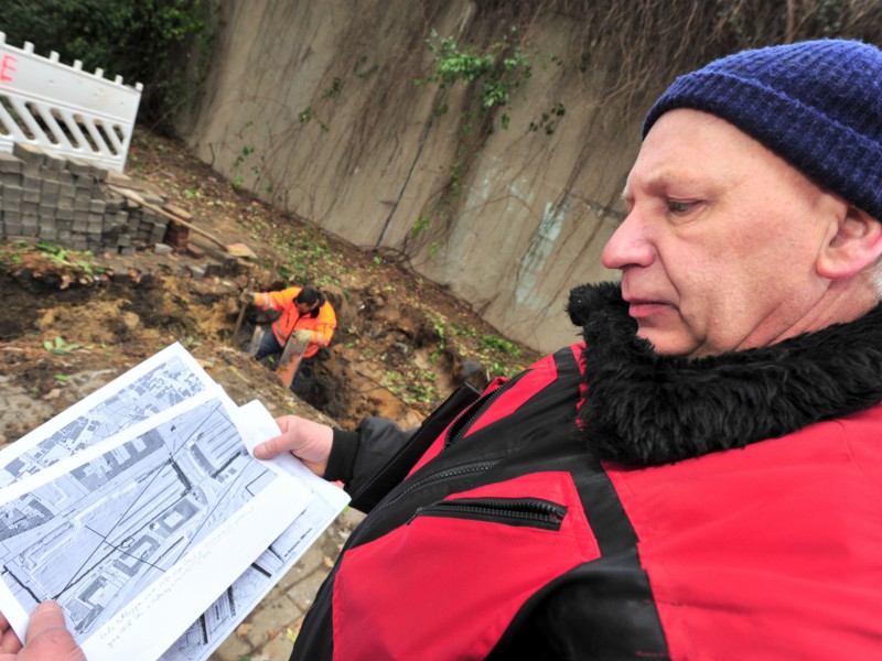 Die Bohrbaustelle südlich der Gleise am AEG-Haus: Uwe Dee ist Gutachter für Kanalsanierung.  Foto: Jörg Schimmel / WAZ Fotopool