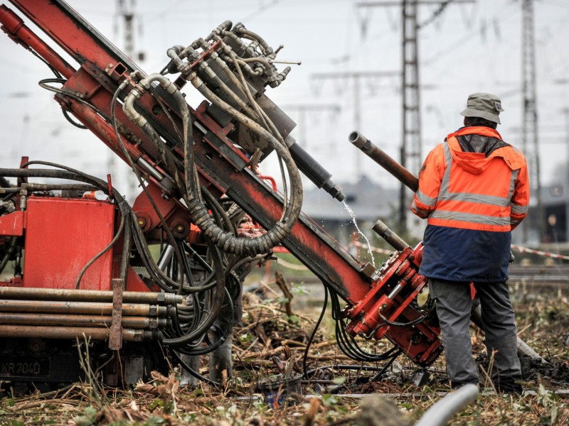 Am Freitagmorgen startete die Firma Essen Grundbau die Erkundungsbohrungen nördlich der Gleisanlagen. Foto: Knut Vahlensieck / WAZ Fotopool  