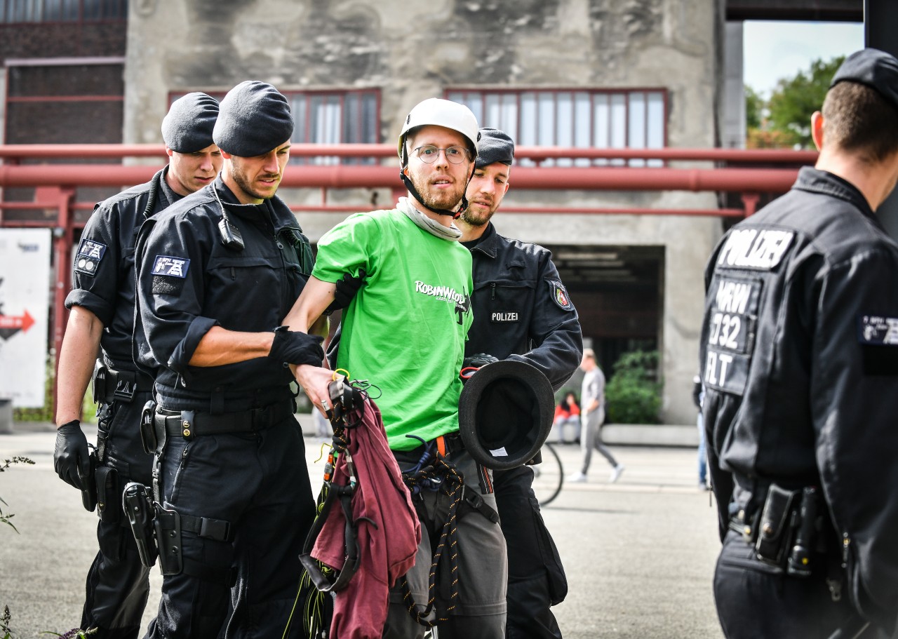 Demonstranten wurden abgeführt. 