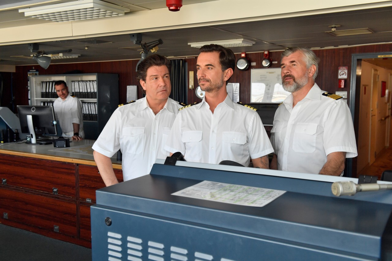 Das Traumschiff nimmt Kurs in Richtung Namibia. Ein unvergessliches Erlebnis auch für Kapitän Max Parger (Florian Silbereisen, M.), Staff-Kapitän Martin Grimm (Daniel Morgenroth, r.) und Schiffsoffizier Oliver Botten (Francis Fulton-Smith, l.).