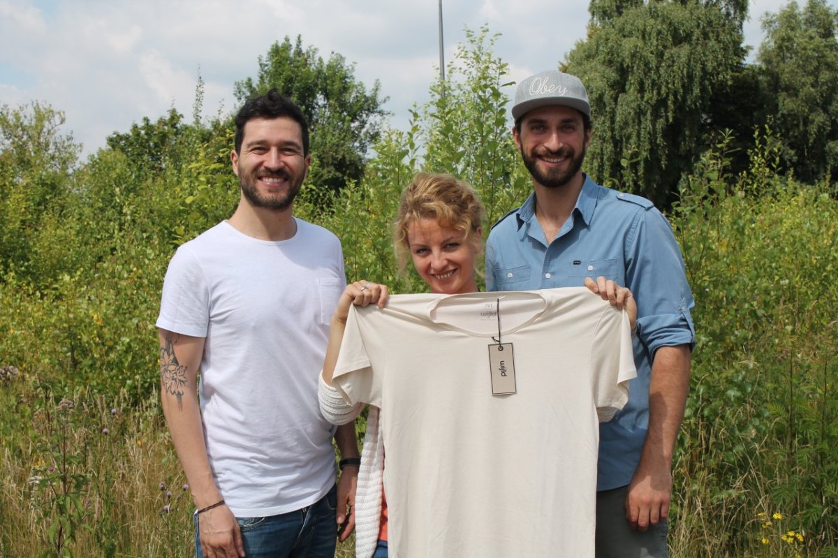 Das Trio "wijld" und ihr T-Shirt aus Holz.