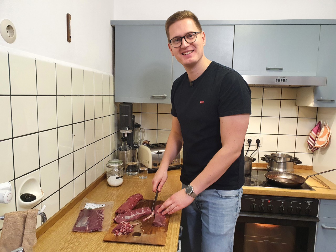 „Das perfekte Dinner“-Gastgeber Max verbindet eine rührende Geschichte mit seiner Küche.