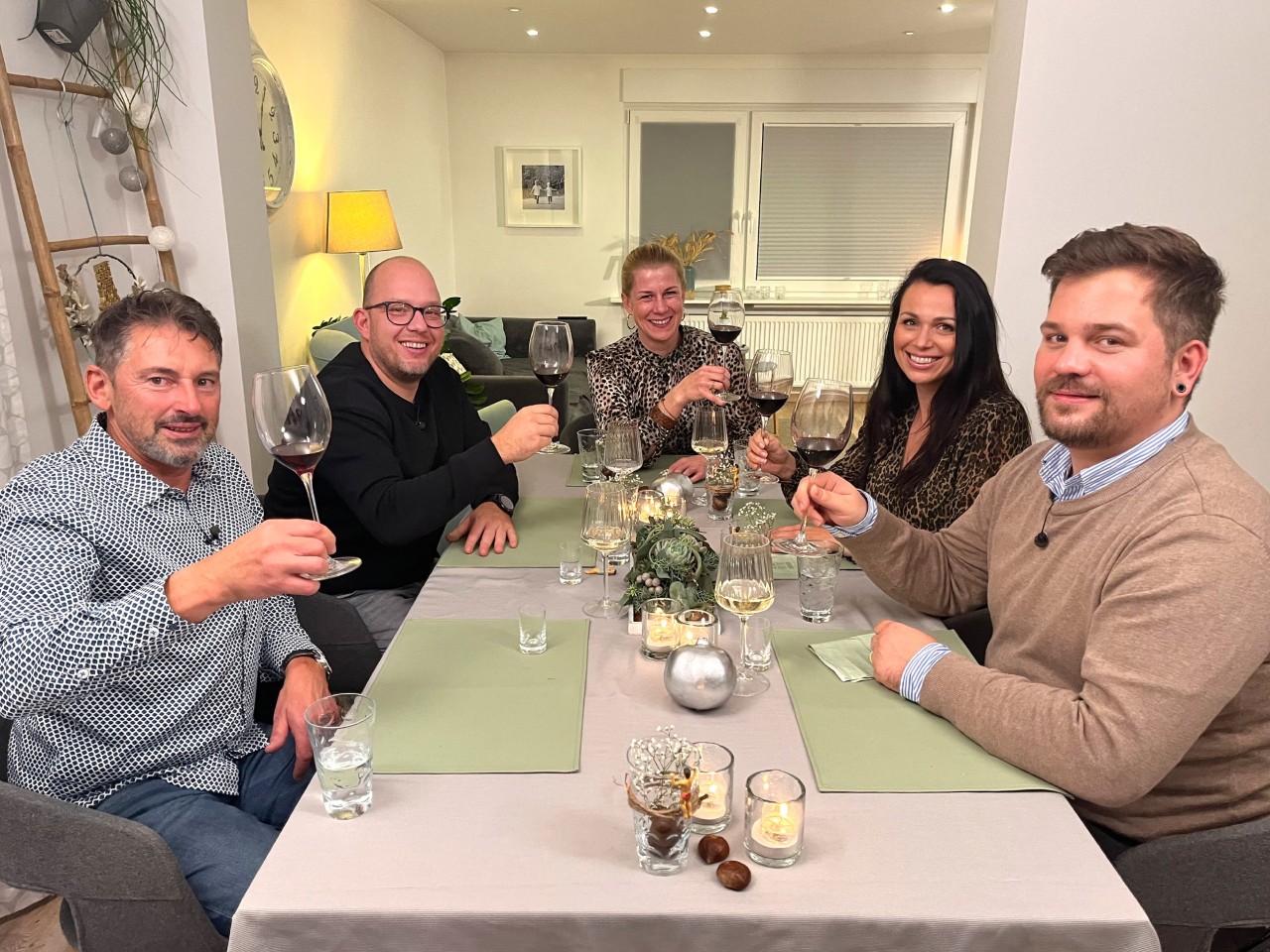 „Das perfekte Dinner“ bei Gastgeberin Simone bringt Jürgen und Andreas (v.l.) an ihre Grenzen.