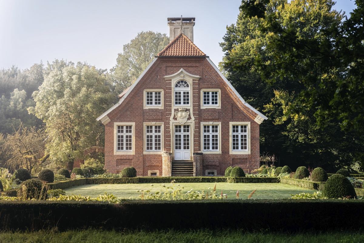 Der Lyrik führt entlang der wichtigsten Lebensstätten von Droste-Hülshoff, darunter dem Haus Rüschhaus. 