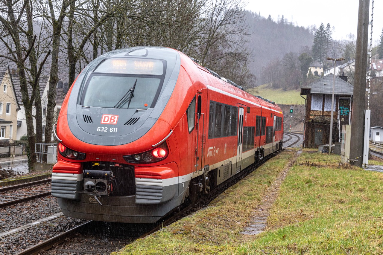 Ein Randalierer wirft einfach ein Fahrrad vor den einfahrenden Zug der Deutschen Bahn in Rommerskirchen (NRW)! (Symbolbild)