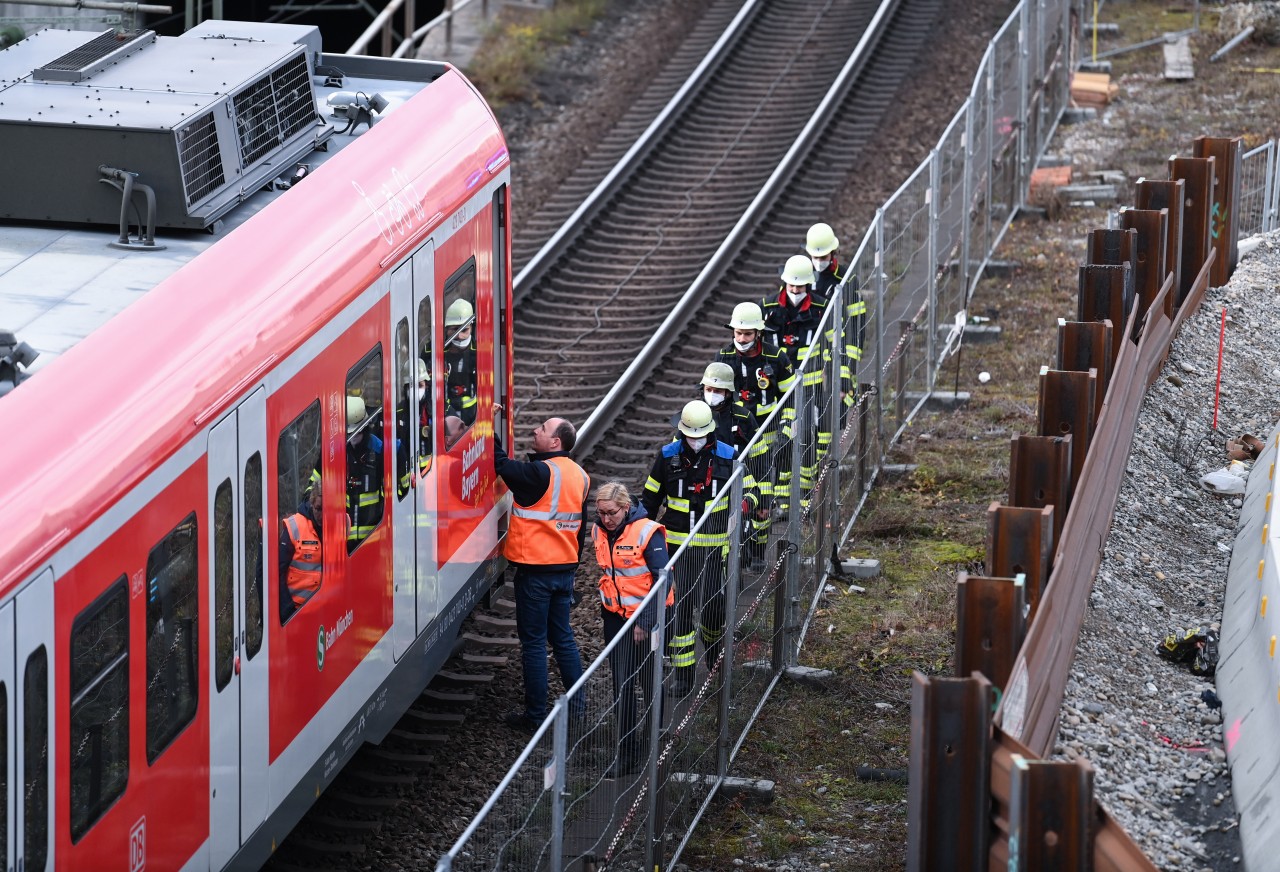 Die Feuerwehr musste einen Zug der Deutschen Bahn in NRW evakuieren. (Symbolbild)