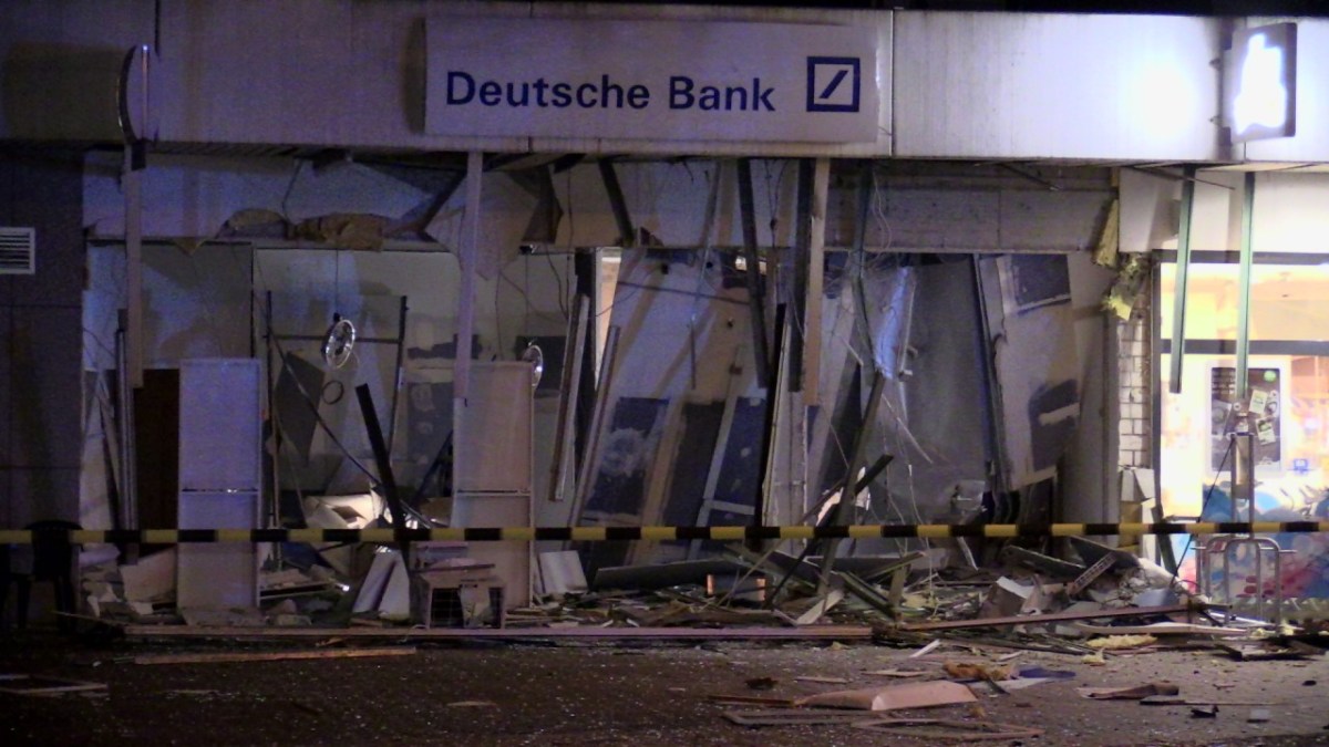 Deutsche Bank in NRW: Riesen-Knall in der Nacht! Einsatzkräfte fassungslos, als sie das Ausmaß der Zerstörung sehen (Symbolbild).