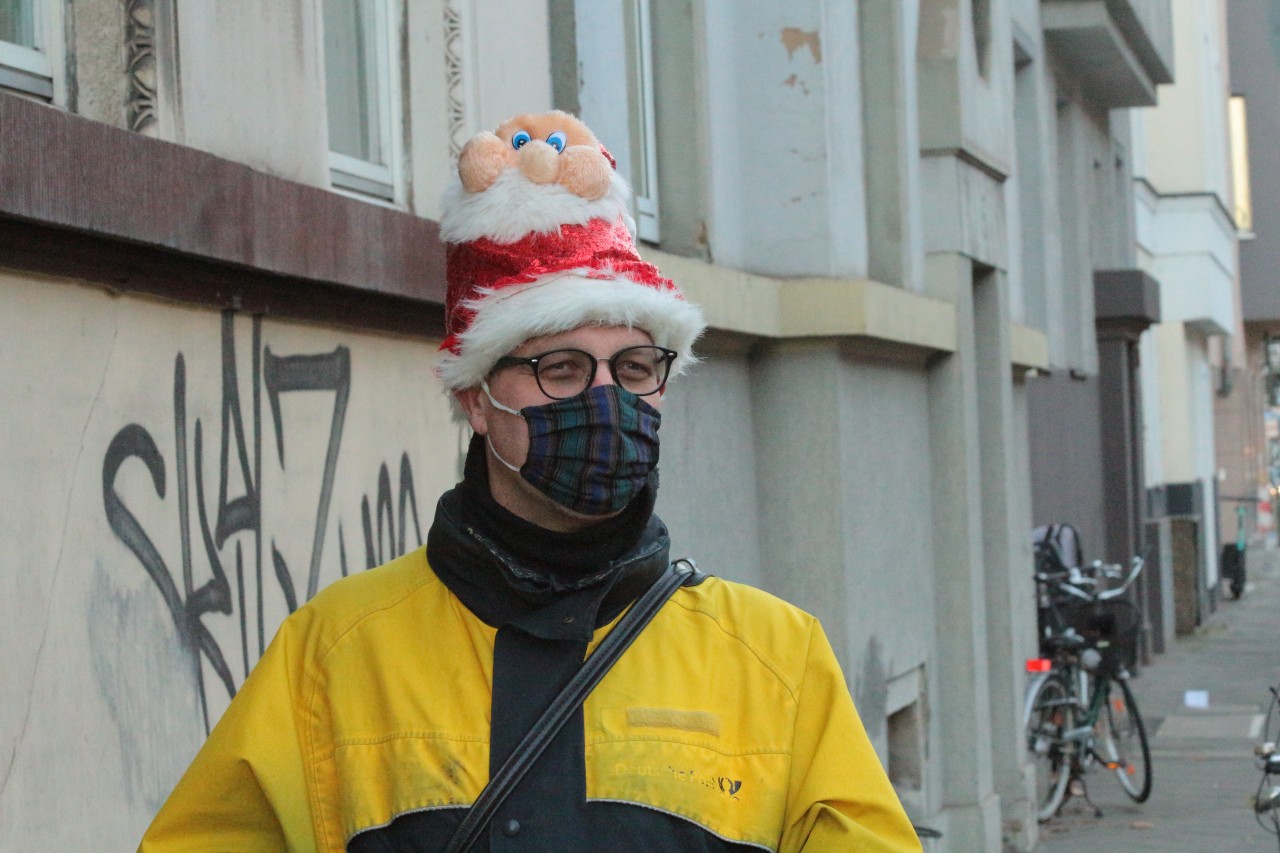 Trotz Maske zauberte Ralf Kurpierz den Düsseldorfern auch im Lockdown des vergangenen Jahres ein Lächeln auf die Lippen. (Archivbild)