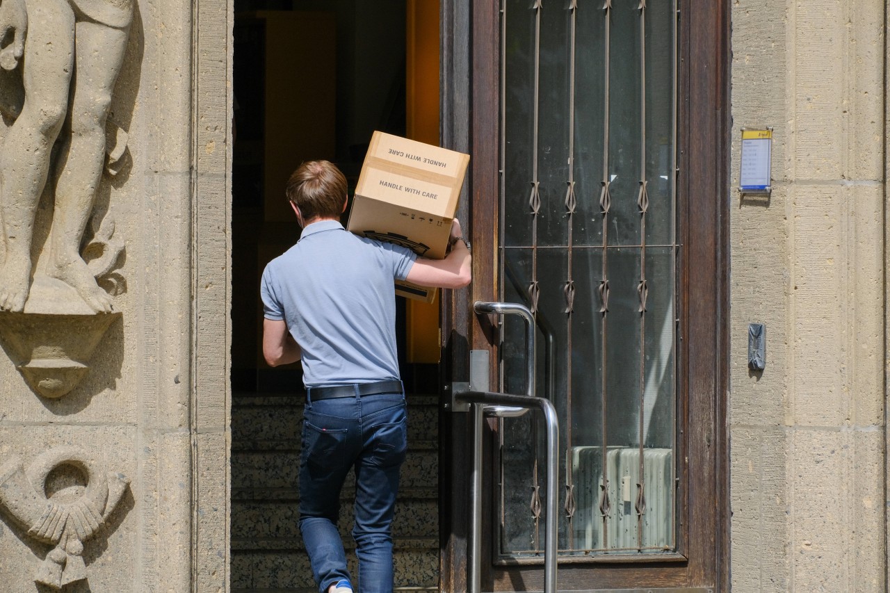 Ein Kunde der Deutschen Post bekam seine Sendung nicht geliefert und musste in die Filiale und sie dort abholen. (Symbolbild)