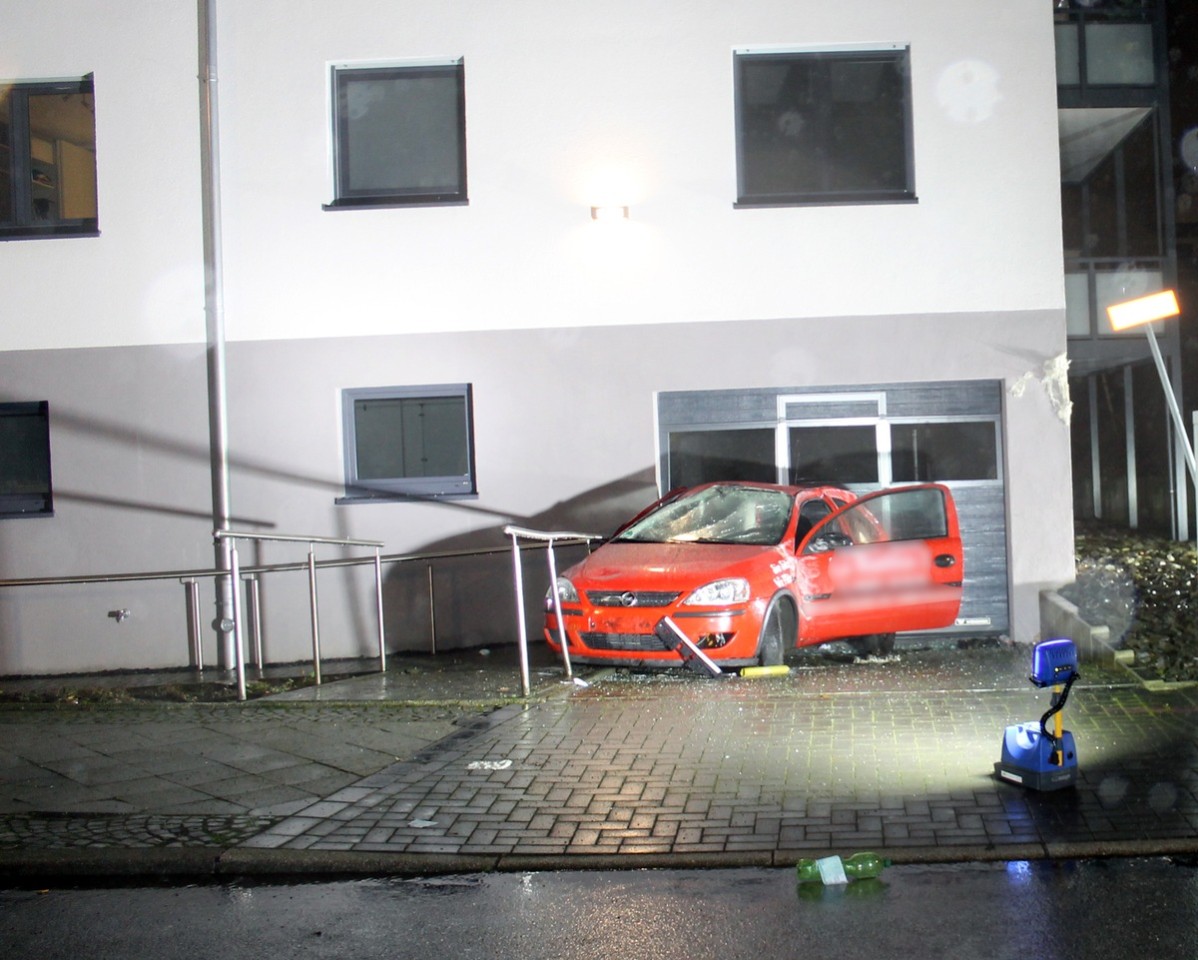 Ein Mann klaut in Bochum ein Pizzataxi und verursacht bei einem Unfall einen großen Schaden.