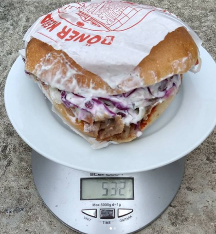 Ungeschöntes Bild: Robert aus Essen knipst jeden seiner Testdöner, bevor er sie isst. Da bekommt man doch gleich Hunger, oder?