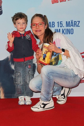 Doreen Dietel, hier mit Sohn Marlow  bei der Filmpremiere von Fünf Freunde und das Tal der Dinosaurier, erlangte Bekanntheit durch ihre Rolle „Mädchen Mädchen 2“. 