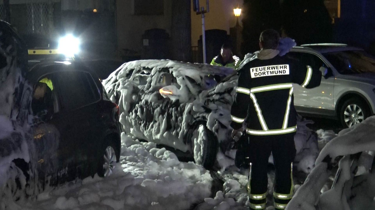 Großeinsatz der Feuerwehr in Dortmund! Es sieht fast so aus, als hätte es hier am Samstagabend geschneit.