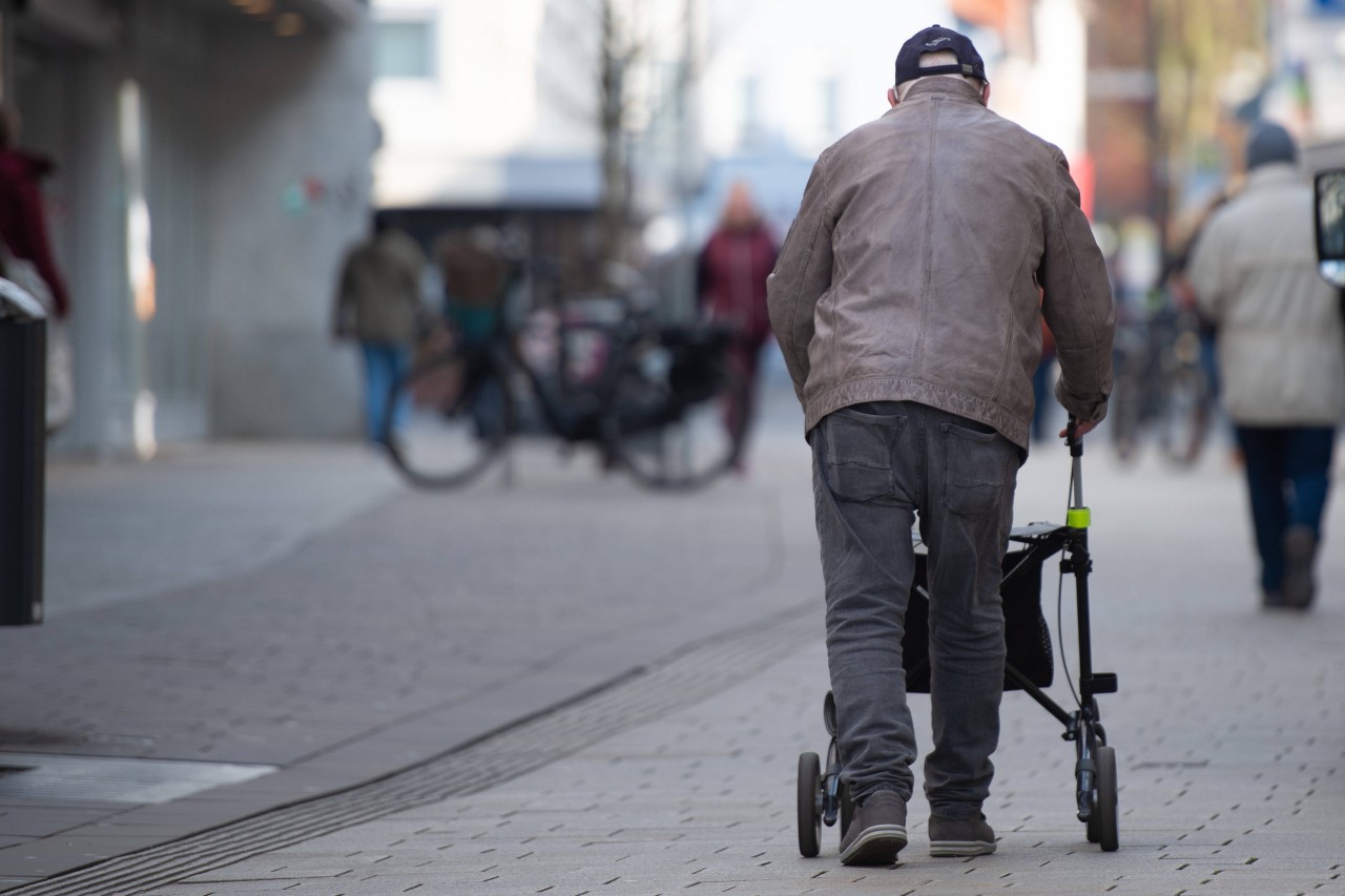 In Dortmund hat ein Mann mit Rollator keine Chance als zwei Unbekannte ihn plötzlich überfallen. (Symbolbild)