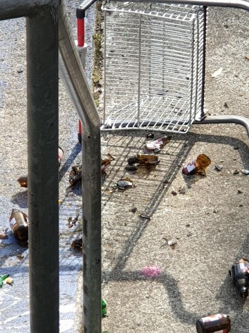 Vor allem die zerschlagenen Bierflaschen stellen eine Verletzungsgefahr für die Kinder dar, die auf der Skaterbahn fahren wollen. 