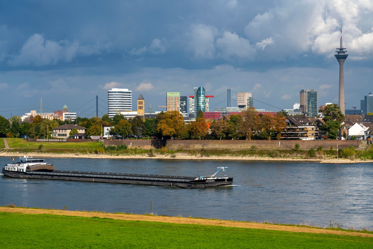 Düsseldorf: Die angebotene Wohnung mit Blick auf den Rhein sprengt neue Dimensionen. (Symbolbild)