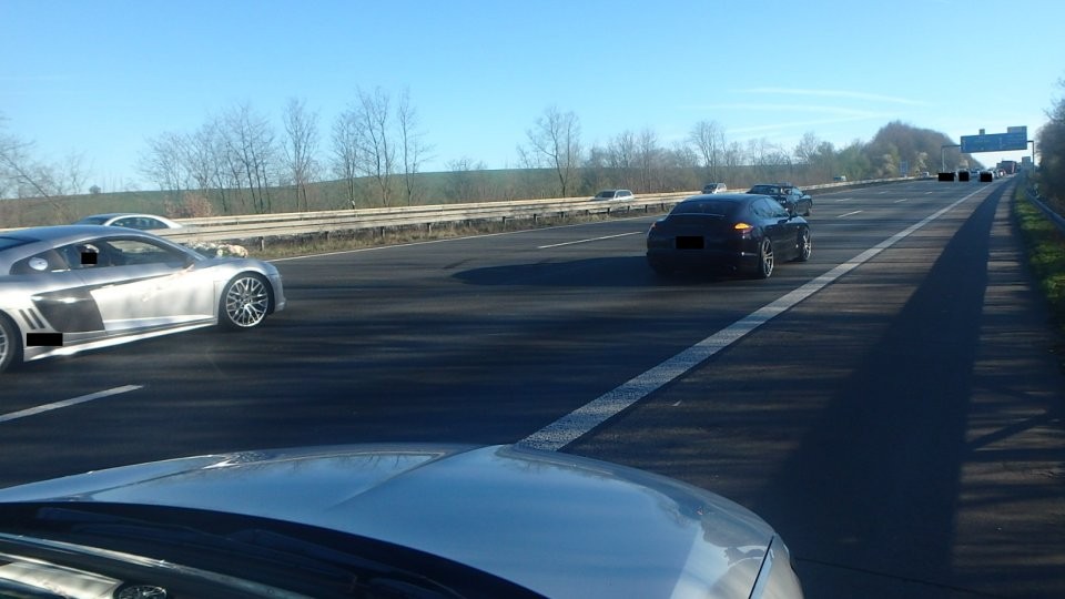 Der Fahrer eines Ford Mustang Cabrio machte auf der A3 so genannte "Donuts", kreiste also auf der Fahrbahn um sich selbst.