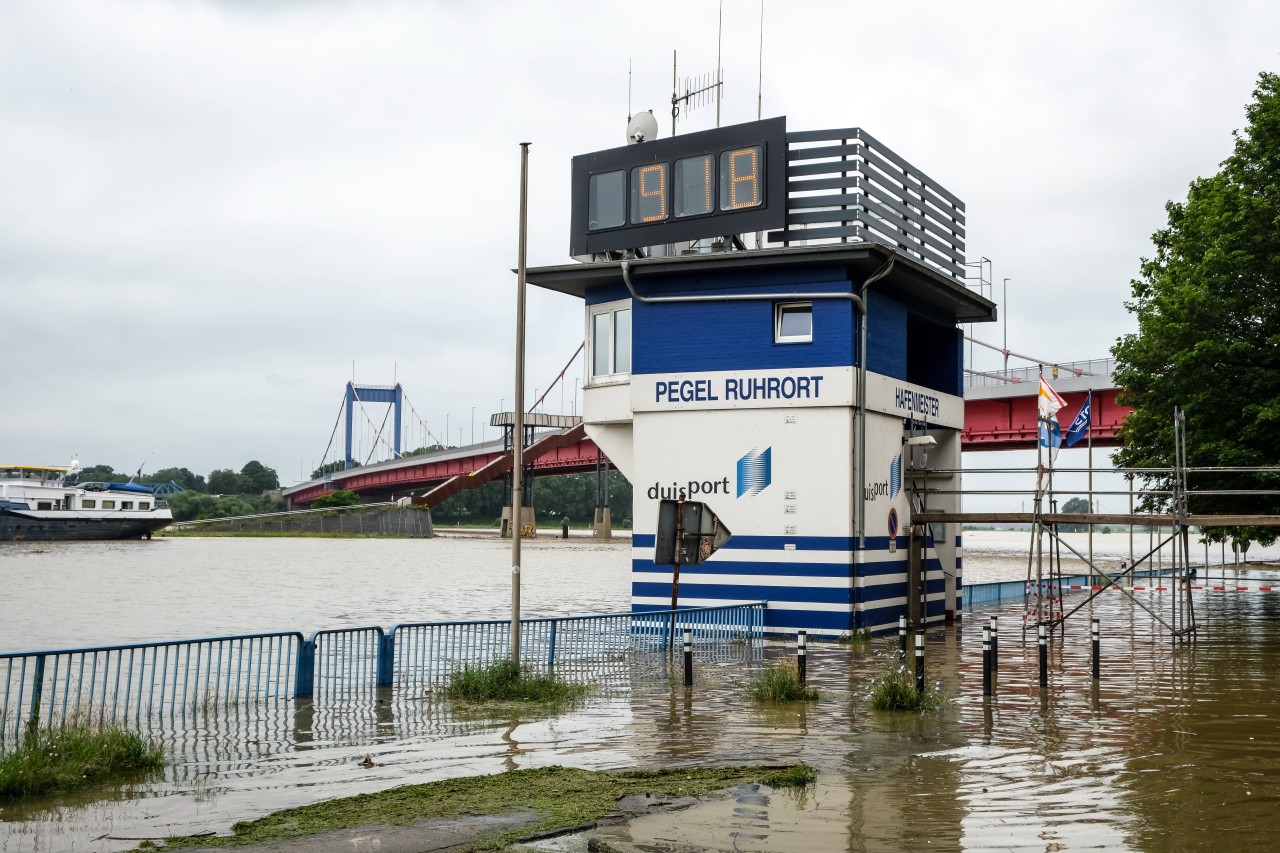 Im Stadtteil Ruhrort von Duisburg hat der Wasserpegel einen bedenklichen Wert erreicht. (Archivbild) 