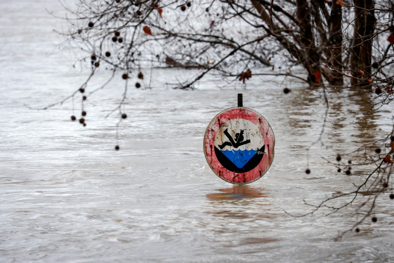 Der Rhein droht Straßen in Duisburg zu überschwemmen. (Symbolbild)