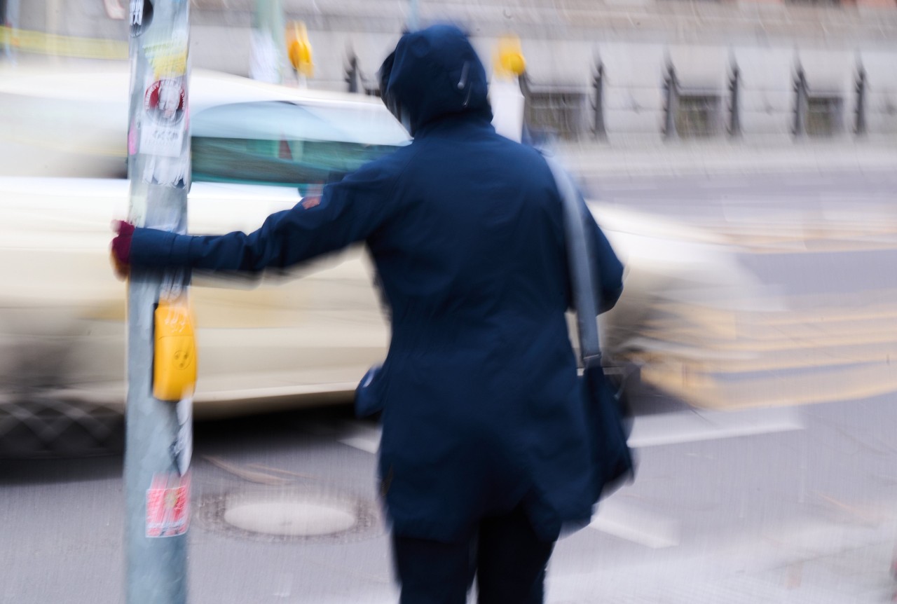 In Duisburg geriet eine junge Frau während des Orkans in eine hilflose Lage. (Symbolbild)