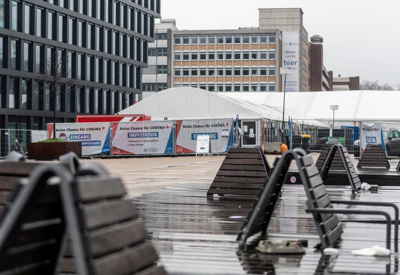 In Duisburg ist das Impfzentrum teilweise durch den Sturm zerstört worden. (Archivbild)