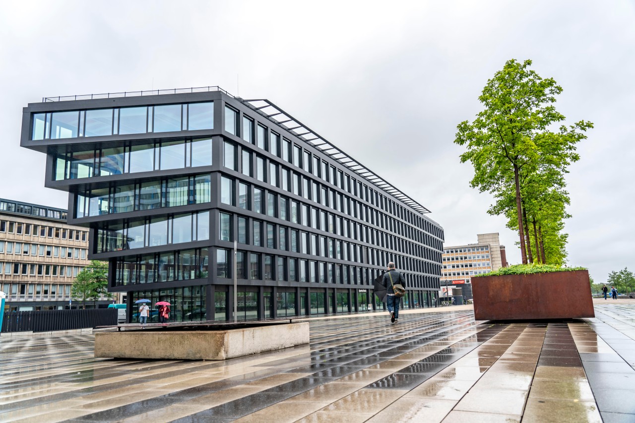 Duisburg: Der Bahnhofsvorplatz hat jetzt ein neues Wahrzeichen.