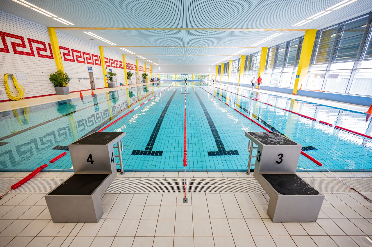 Duisburg: Da will man doch gleich reinspringen. Aber dieses Hallenbad bleibt erst mal für Besucher geschlossen. (Symbolbild)