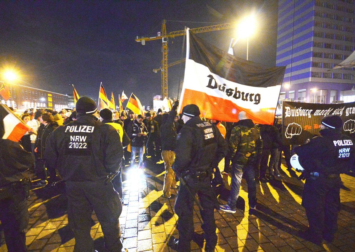 Duisburg Demonstration Bahnhofsvorplatz.jpg