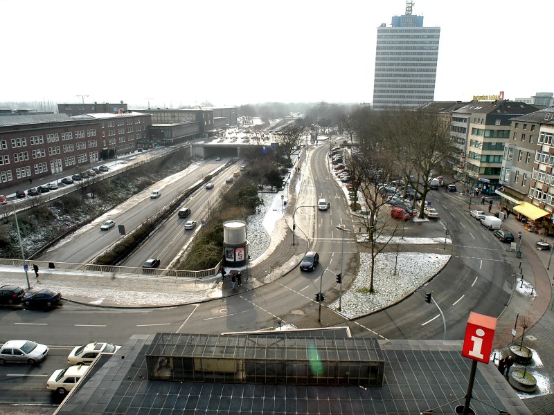 Zugegeben: Bevor die Platte, als Deckel, auf die Autobahn 59 gelegt wurde, sah es auch nicht besser aus am Duisburger Hauptbahnhof. Immerhin klingt und riecht es dort nun besser seit der Vollendung des Mercatortunnels.