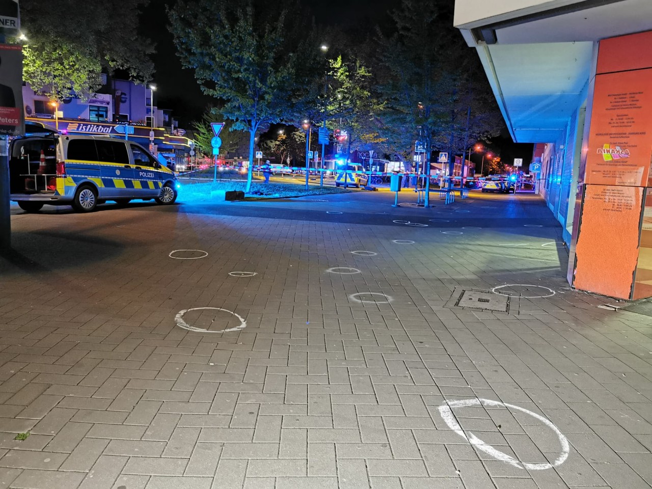 In Duisburg fielen am Mittwochabend am Hamborner Markt plötzlich Schüsse. 