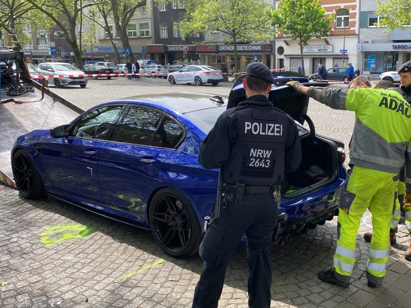 Die Polizei untersucht das Fahrzeug zuvor genau.