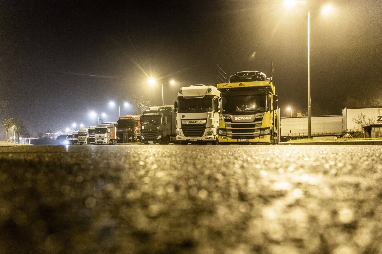 Duisburg: Ein Lkw-Fahrer hatte es sich für die Nacht auf einem Parkplatz gemütlich gemacht, als er dreist bestohlen wurde. (Symbolfoto)