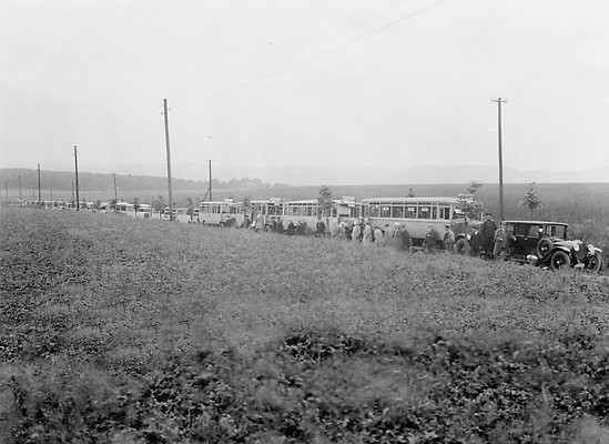 Ingenieurstagung (Aufnahmedatum unbekannt): Mit 28 Autobussen durch das Ruhrtal - die Damenfahrt des BDI.