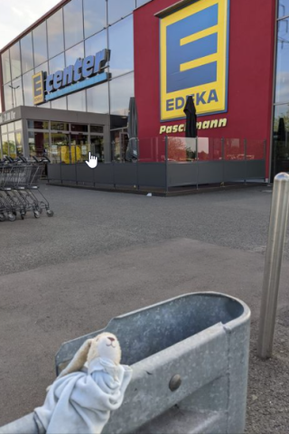 Edeka in Mülheim: Stephan Rinke findet ein Stofftier - und sorgt damit für große Freude