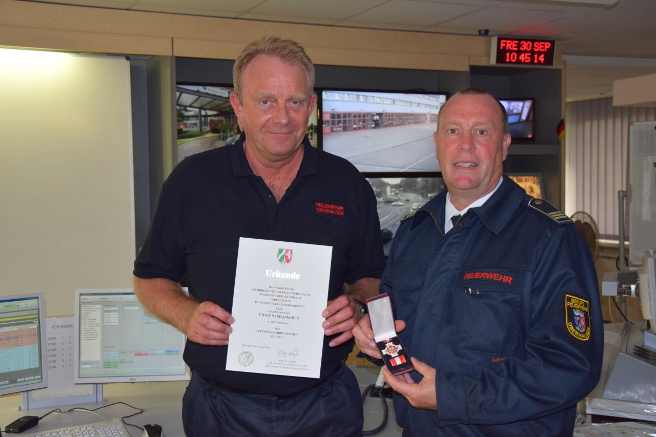 Ulrich Schlegelmilch (li.) mit Feuerwehr-Chef Gerd Auschrat.