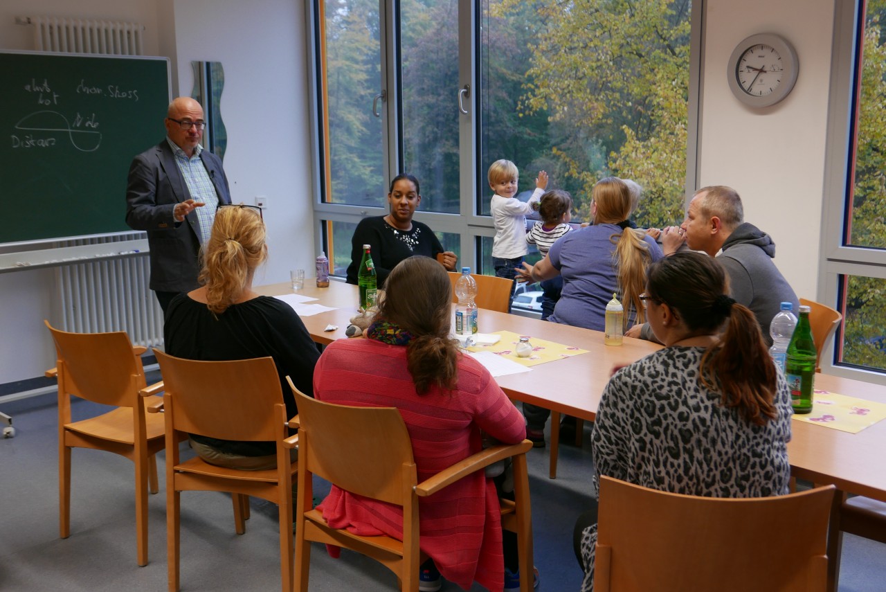 Eltern im Seminar mit dem behandelnden Arzt der Gelsenkrichener Klinik. „Die Kontrolle muss wieder her.“