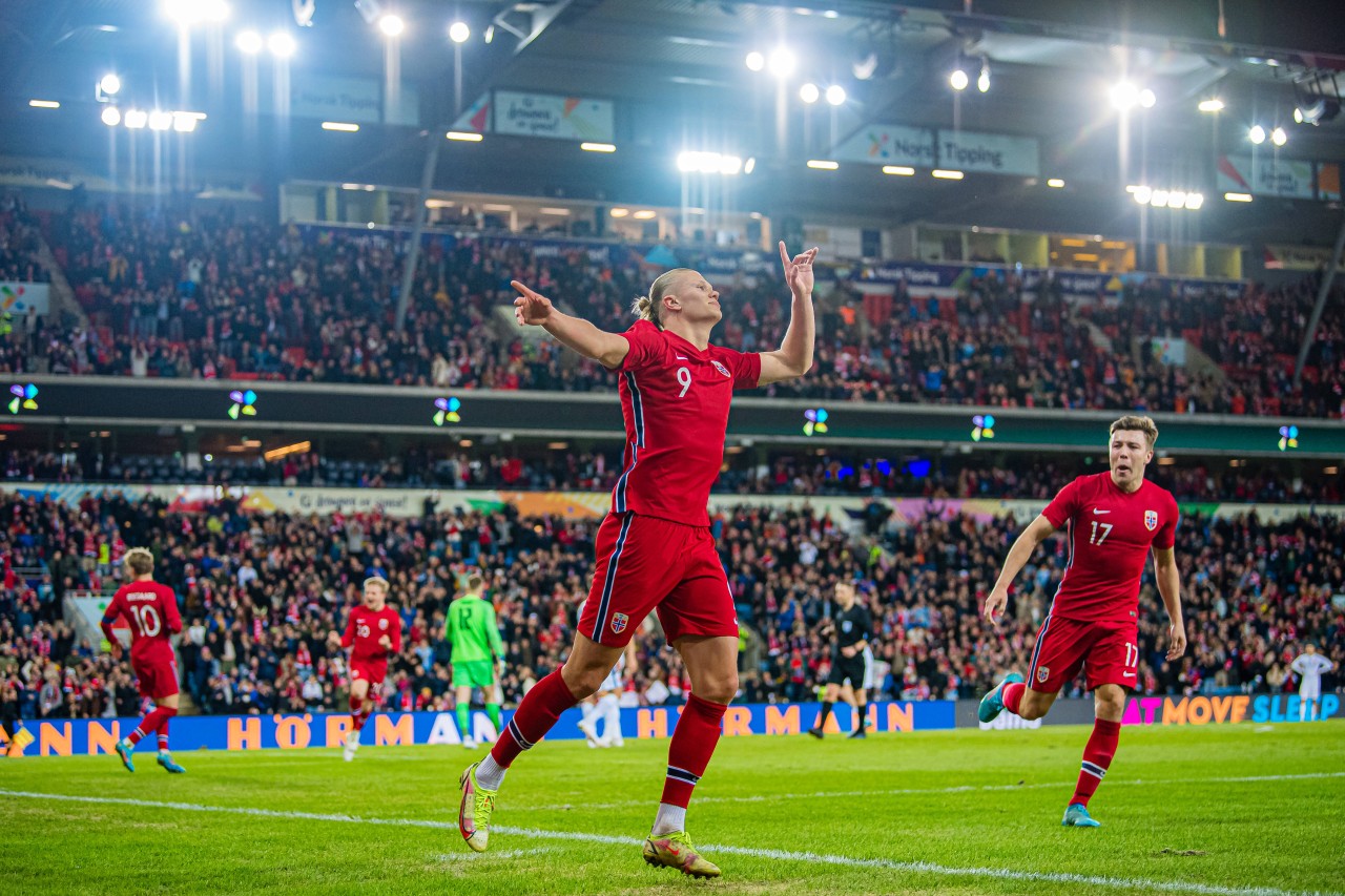 Erling Haaland hat endlich wieder Grund zum Jubeln. Gegen die Slowakei schießt er das 1:0 für Norwegen. 