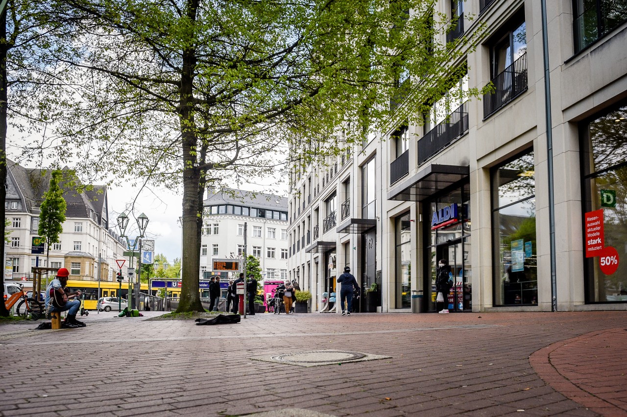 In Essen, wie hier an der Rü, kann man ab Freitag wieder auch nach 21 Uhr spazieren gehen