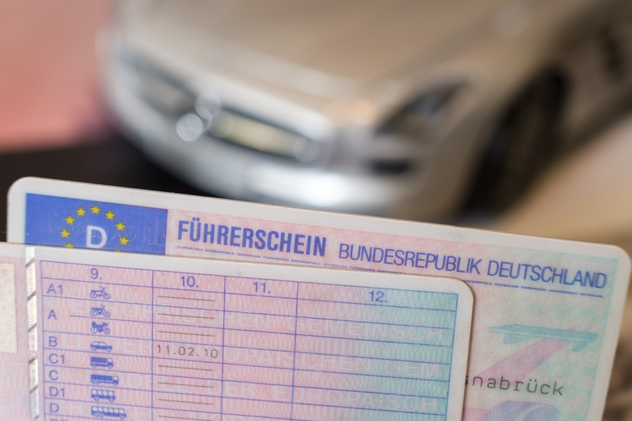 Essen: Auf dem Weg zum Führerschein verzweifelt eine junge Frau am Straßenverkehrsamt. (Symbolbild)