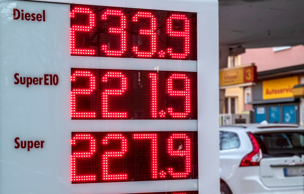 Einem Autofahrer aus Essen fielen beim Blick auf den aktuellen Spritpreis fast die Augen aus dem Kopf. Mittlerweile sind die Preise allerdings noch viel mehr gestiegen. (Symbolbild)