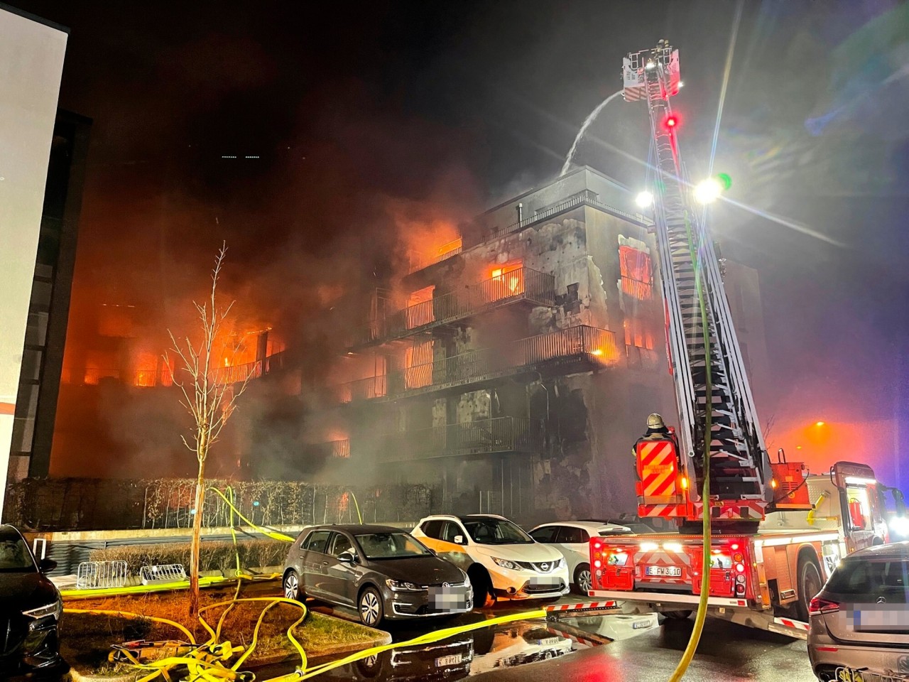 Die Feuerwehr Essen kämpfte in der Nacht auf Montag gegen die Flammen in der Grünen Mitte.