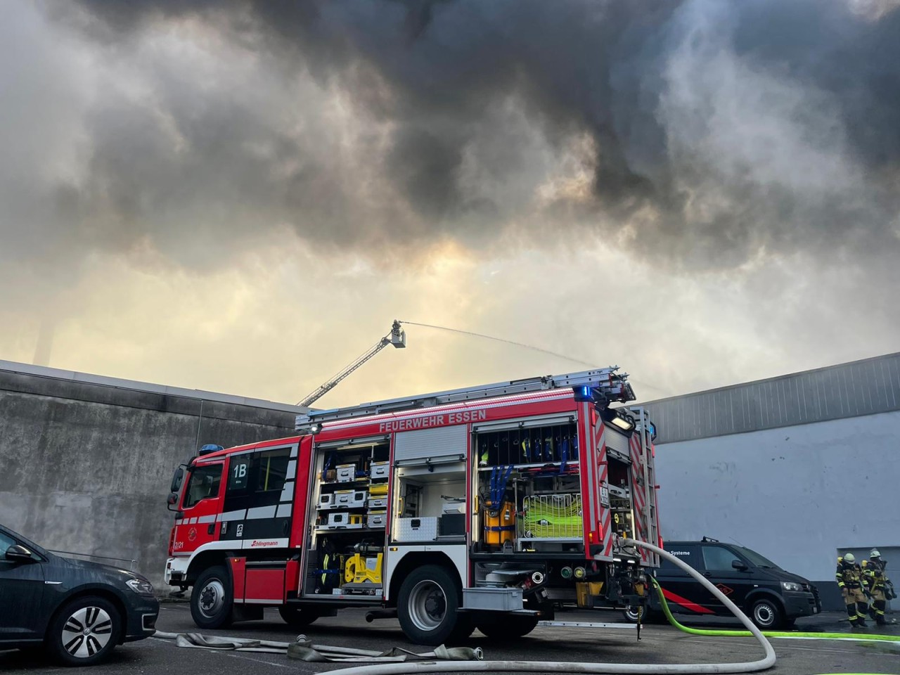 Essen: Die Feuerwehr war am Samstag mit einem Großaufgebot vor Ort.