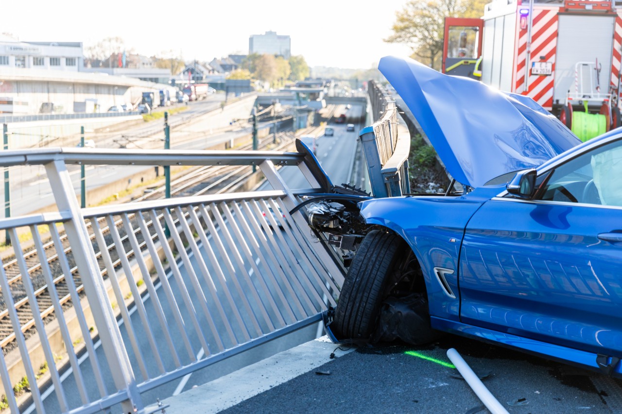 Essen: Nach einem Crash ist ein Brückengeländer über der A40 einsturzgefährdet. Die Fahrbahn wurde vorsorglich einspurig gesperrt. 