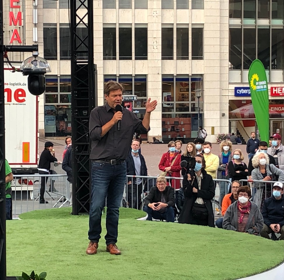 Essen_ Robert Habeck, der Co-Vorsitzende der Grünen, spricht vor 150 Menschen in Essen. 