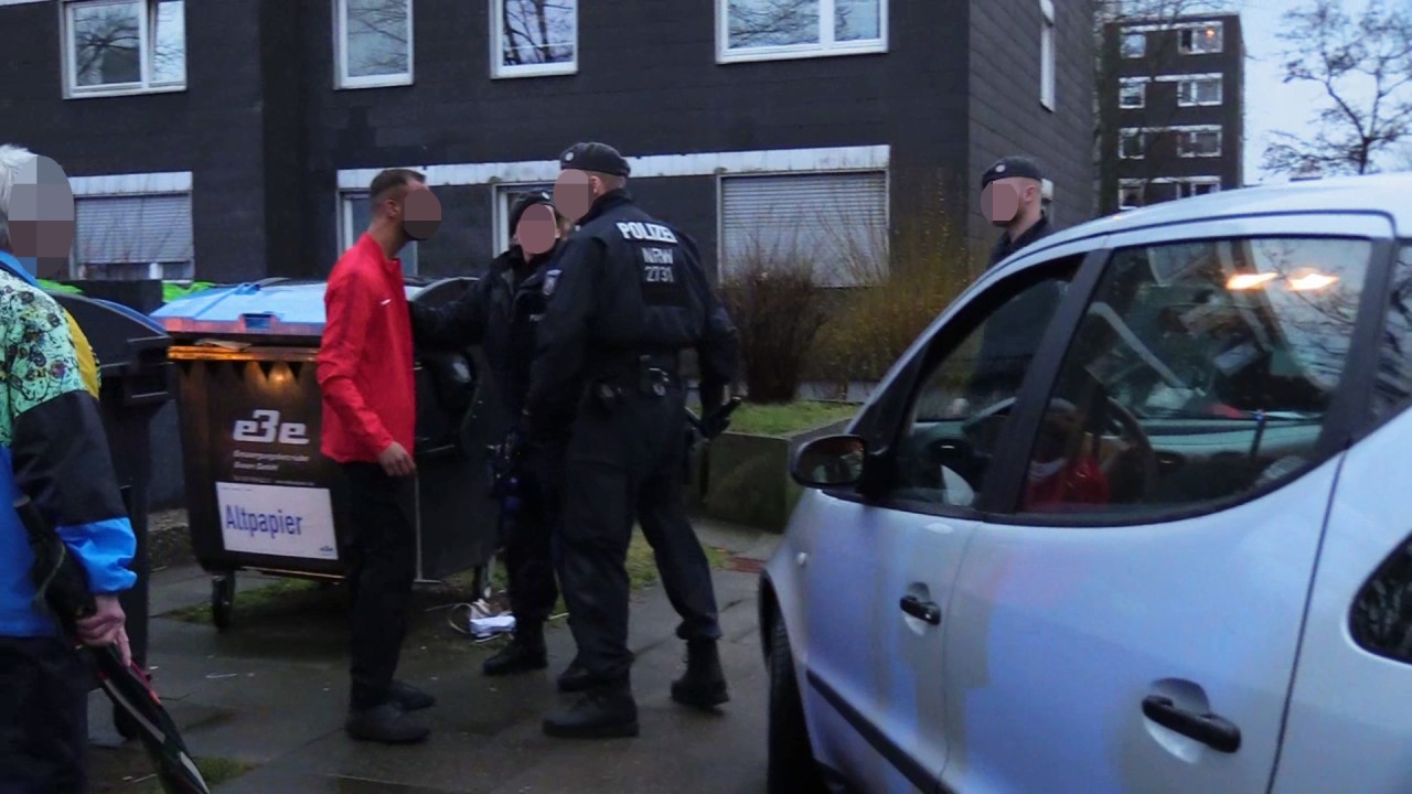 In Essen-Horst hat am Mittwochabend ein großer Polizeieinsatz stattgefunden. Wie auf diesem Bild zu sehen ist, gab es offenbar auch Auseinandersetzungen zwischen Polizei und Beteiligten des Familienstreits.