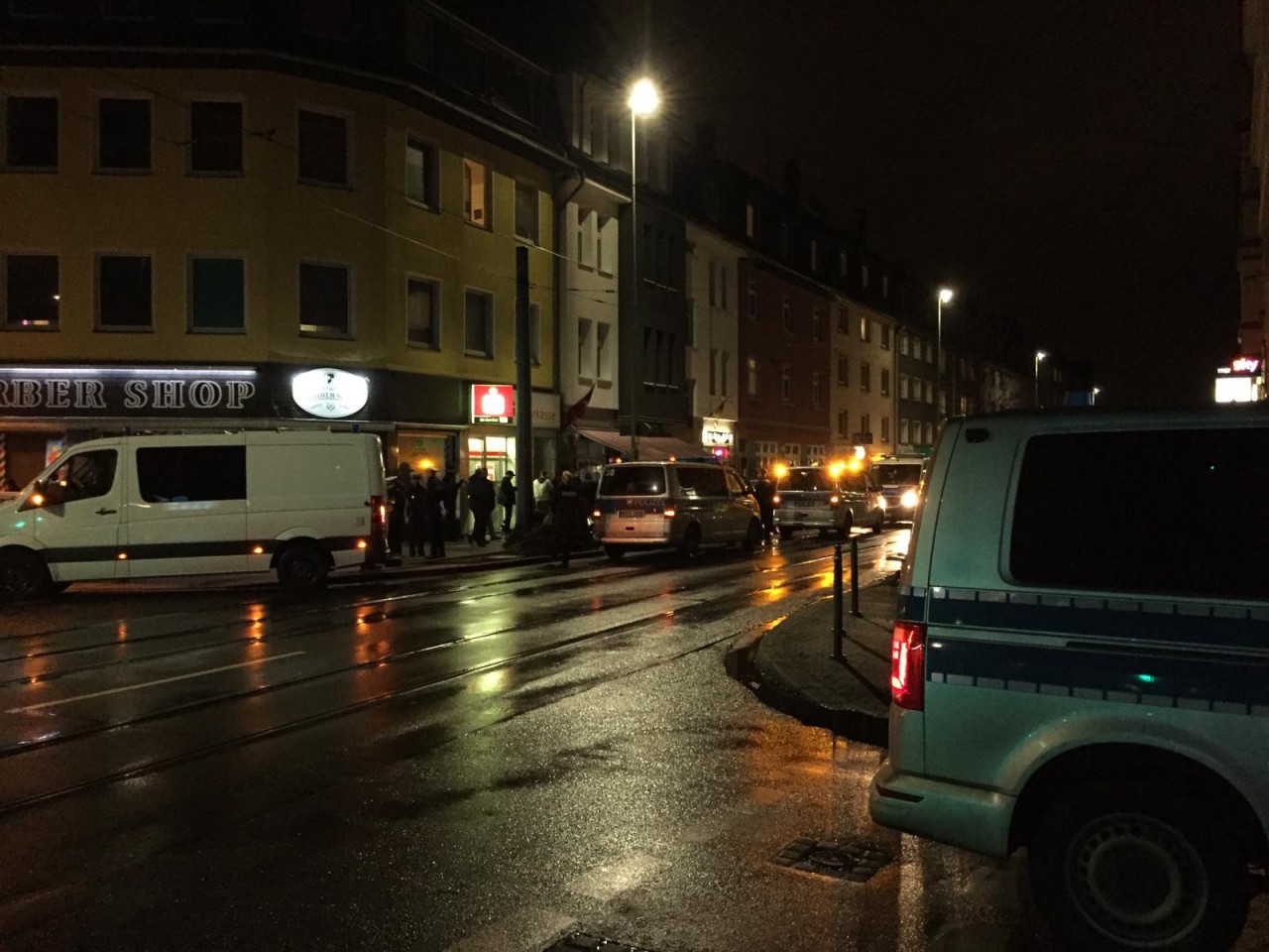 Eine Razzia vor einem Café in Essen-Frohnhausen.