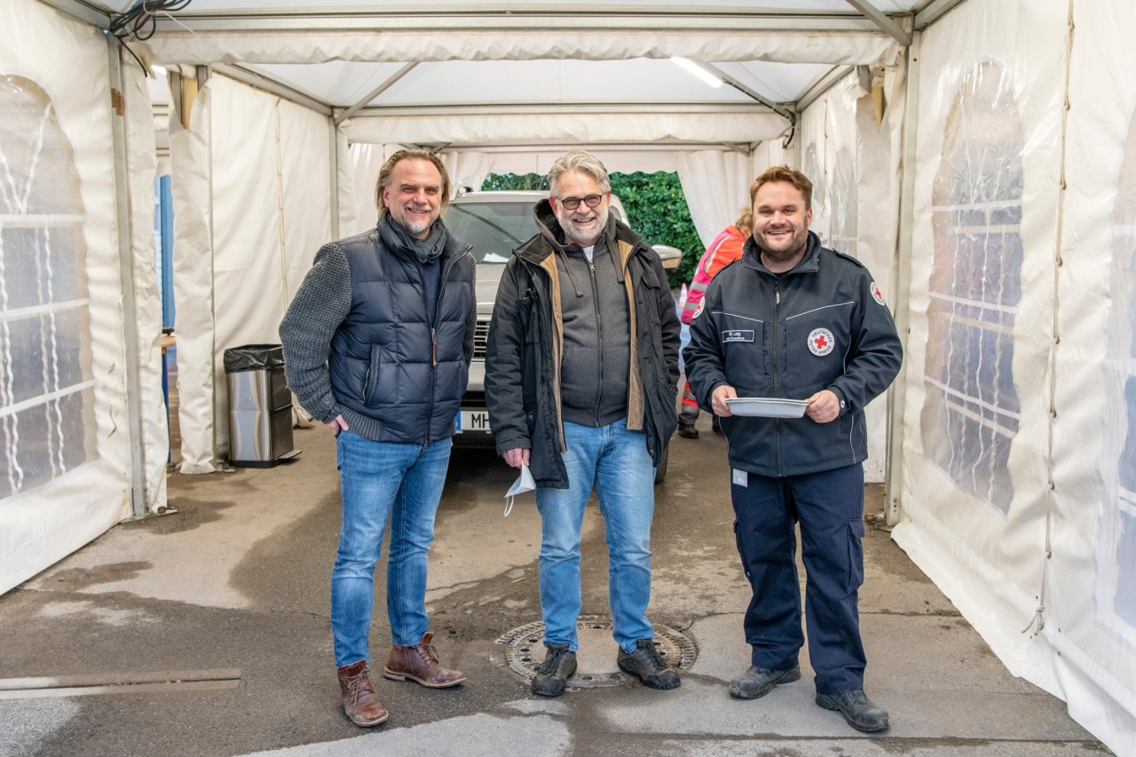 Oliver Schwan, Dr. Oscar Pfeifer und Malte-Bo Lueg (von links nach rechts) vom Deutschen Roten Kreuz.
