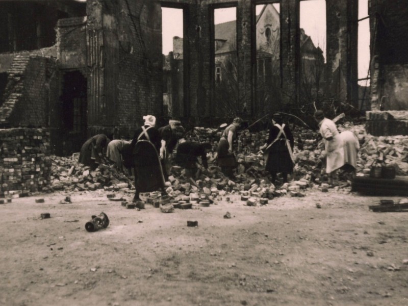 Die Debatte um die Trümmerfrauen bringt neben Augenzeugenberichten immer mehr Foto-Dokumente zum Vorschein: Hier Frauen 1949 bei typischen Trümmerarbeiten an der zerstörten Apostelkirche in Frohnhausen.